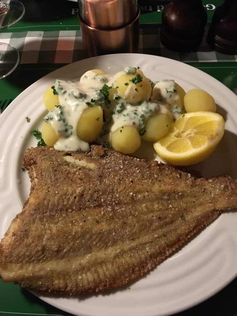 Helstegt rødspætte med kartofler og persillesovs