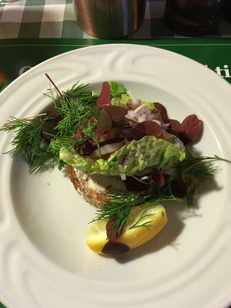 Vi fik stenbiderrogn på ristet brød med cremefraiche, hakket rødløg og dild til forret