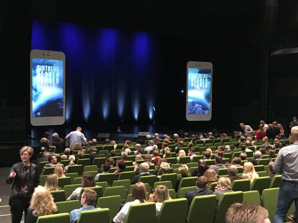 Vi venter på Jan Gintberg kommer på scenen og red(d)er verden
