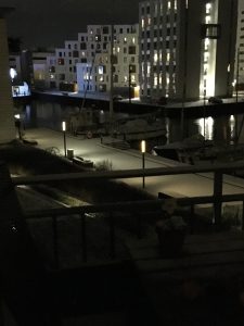 En sneklædt havn lørdag aften