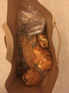 Brødposen indholdt et halvt rugbrød, 1 franskbrød, 2 scones, 2 rugbrødsboller og 1 gulerodsbolle