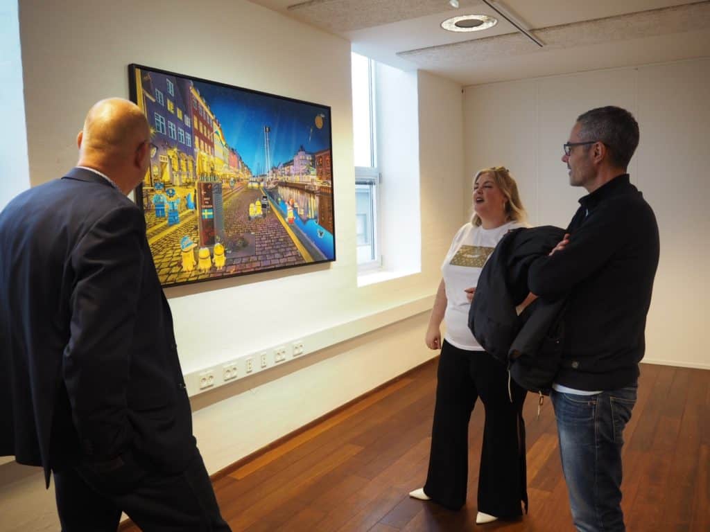 Mads, Daniel og Line beundrer et af Artpushers flotte værker