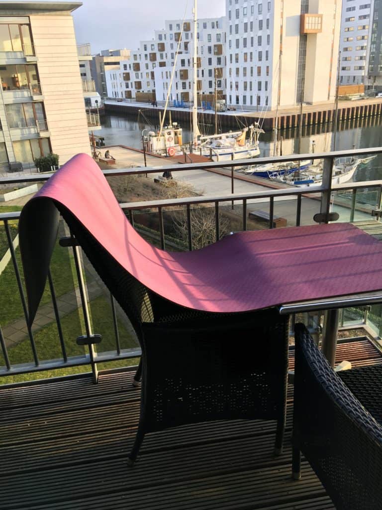 Yogamåtten fik lov at hænge lidt til tørre på terrassen i det gode vejr