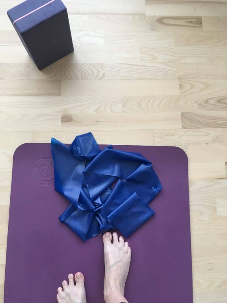Der bli'r knoklet på yoga måtten hver morgen og mandag aften