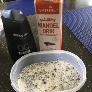 Bland 2 dl mandelmælk og 4 spiseskefulde chiafrø