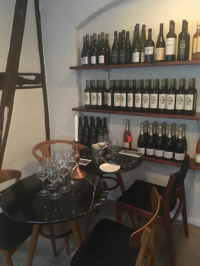 Vinreolen udgør en del af udsmykningen i de hyggelige lokaler