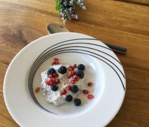 Sund og mættende morgenmad: Chiagrød med bær