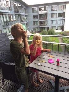 Vores søde feriebørn har i flere år nydt at blæse sæbebobler fra terrassen