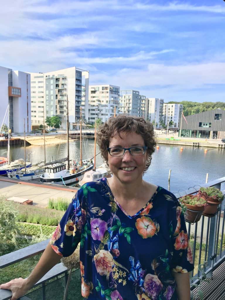 Her er jeg på vores terrasse juli 2019