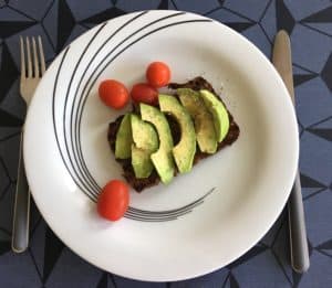 Ristet rugbrød med avocado og tomat