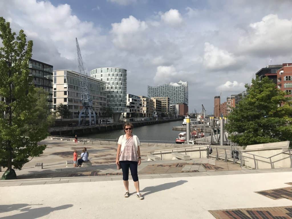 Her er jeg ved starten af havnepromenaden og med kig til Elbphilharmonie