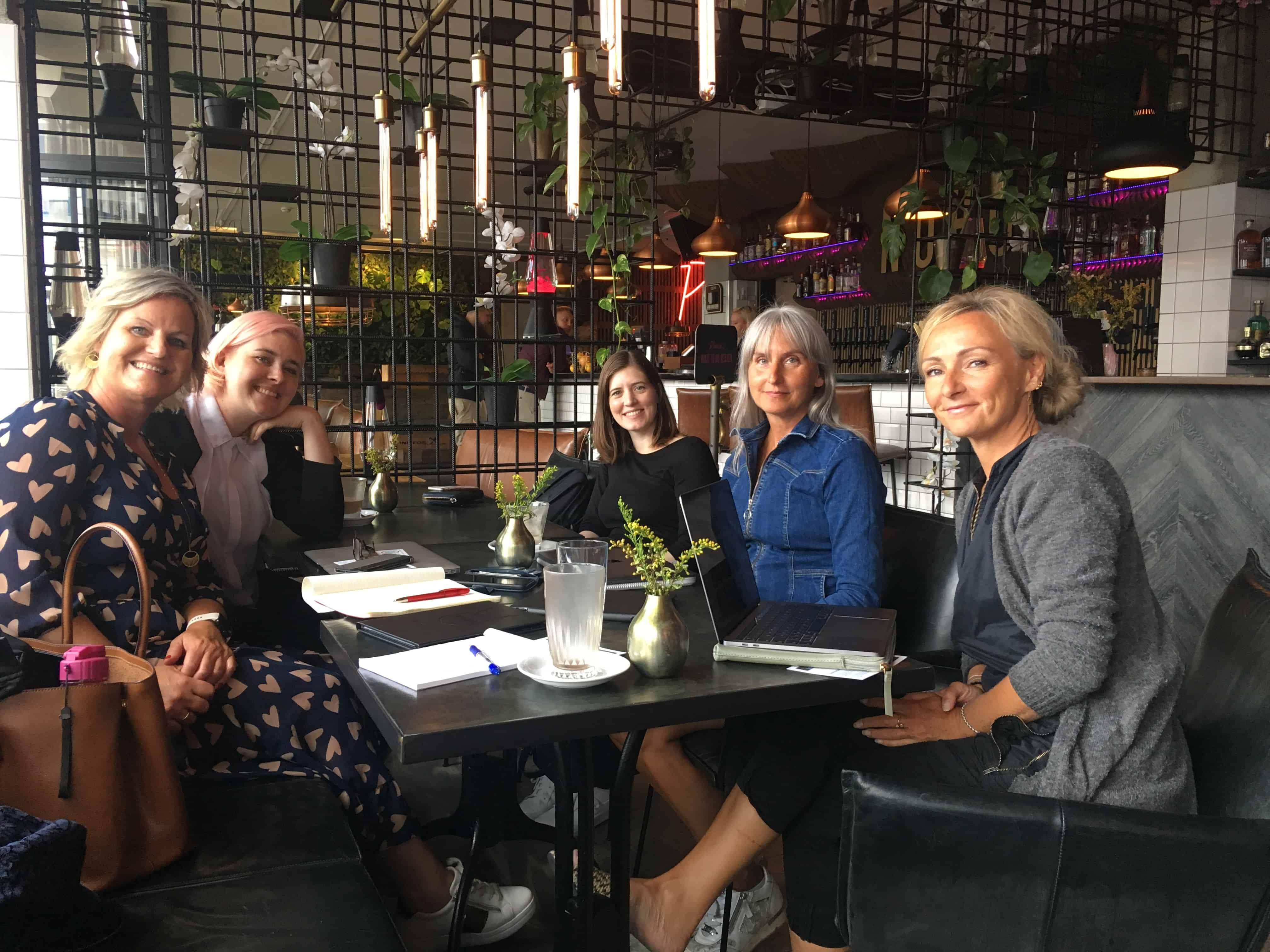 Jeg mødtes med de her 5 skønne bloggerdamer i går - fra venste Vibeke, Lise , Katrine, Janet og Hanne