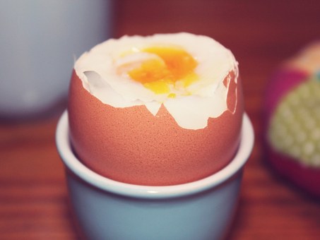 kogt æg i æggebæger