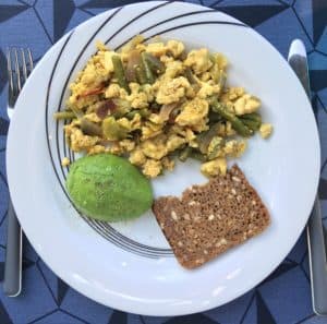 scrambled eggs med grøntsager og rugbrød