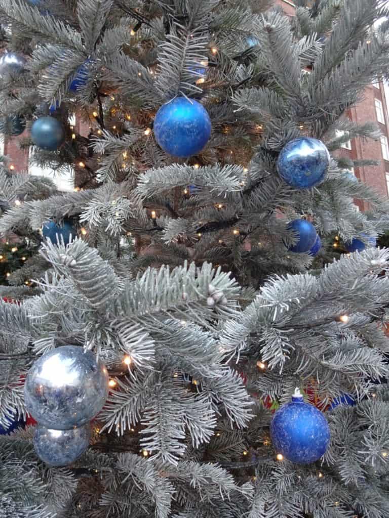 Måske der kommer blå kugler på juletræet i år