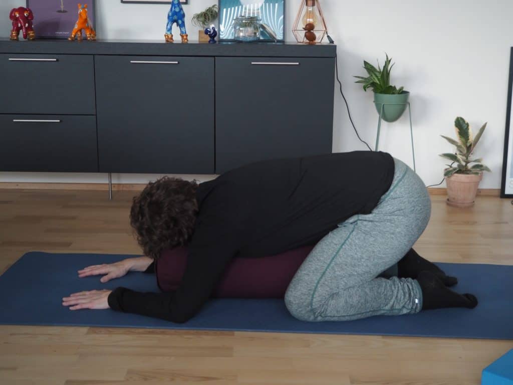 Barnets stilling på yogapølle - set fra siden