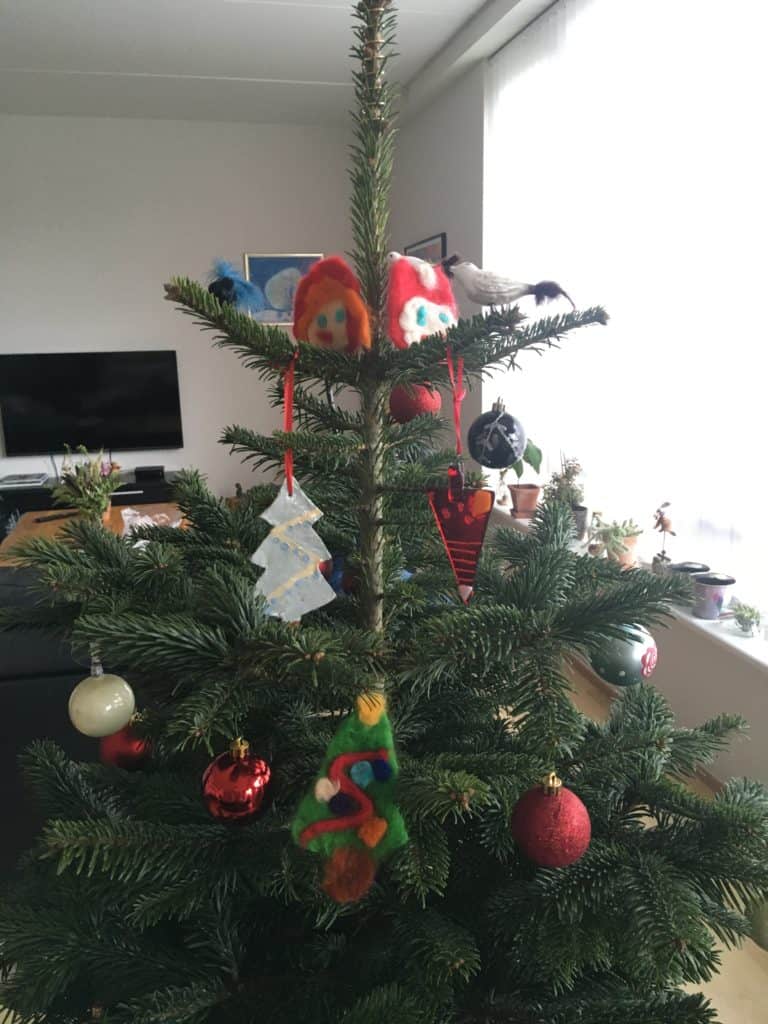 Familie Møllers yngste har været produktive når det kommer til julepynt som nissehoveder og juletræ og kræmmerhus i hhv filt, ler og glas
