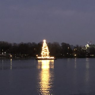 Juletræ med lys mindt i Binnenalster