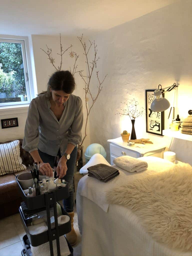Tina gør klar til en Japansk lifting behandling