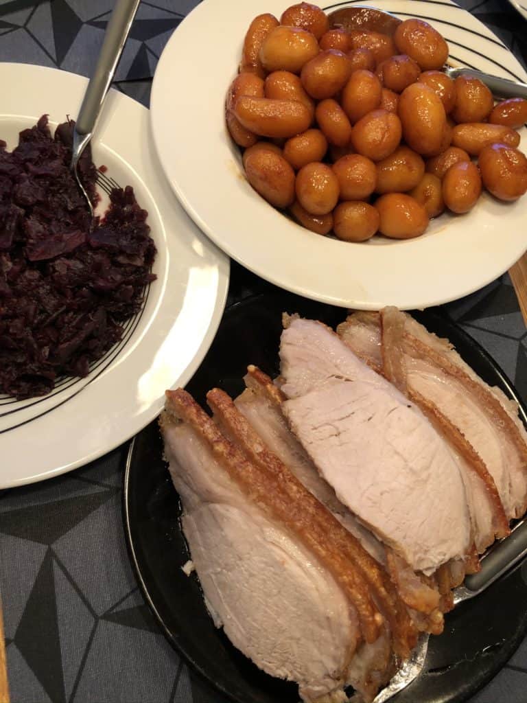 Dagens menu stod på flæskesteg med brunede kartofler og rødkål
