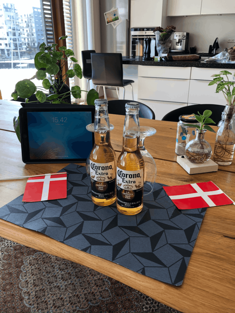Der blev drukket fredagsøl virtuelt og ønsket tillykke med en fødselsdag om lørdagen