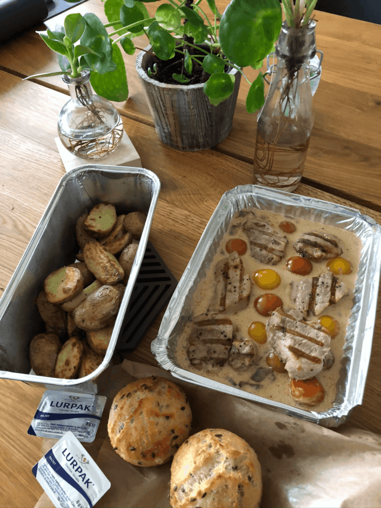 Mørbradbøf med stegte kartofler, tomater og flødesauce som take away fra restaurant Nordatlanten