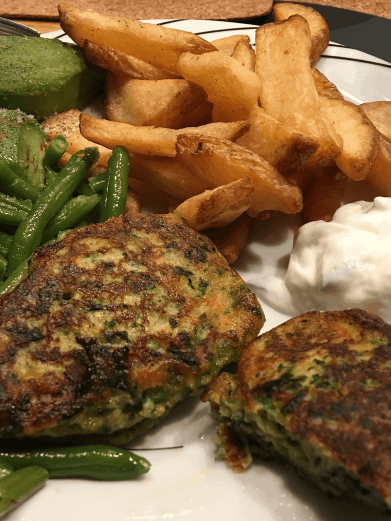 Grønne laksefrikadeller med stegte kartofler, tzatiki, avocado og grønne bønner