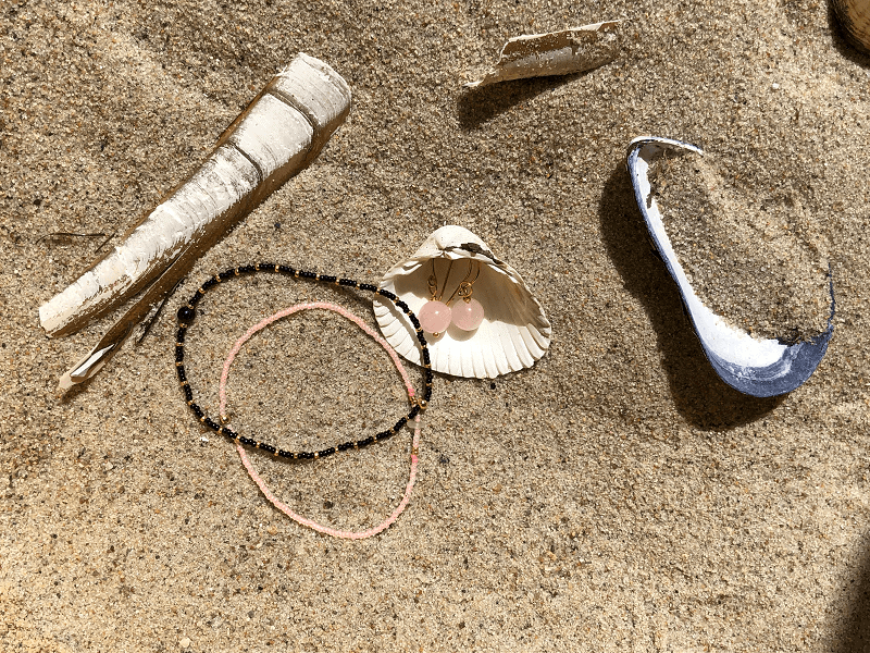 Sol, strand og nye øreringe og armbånd fra Moving Spirit Soul Jewelry