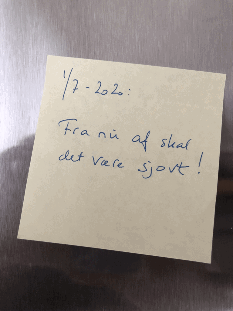 Den her seddel satte jeg på køleskabet d. 30. juni: Fra nu af skal det være sjovt