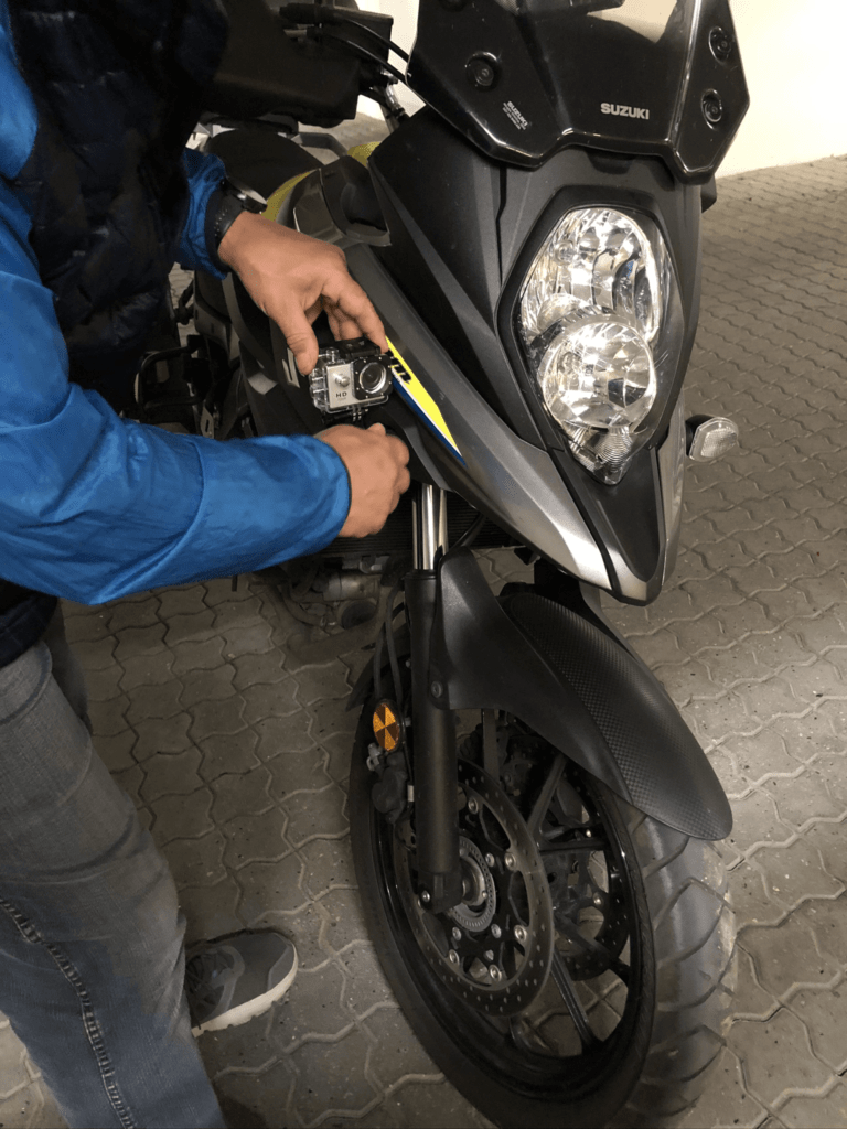 Mads monterer sit nye GoPro kamera på sin motorcykel