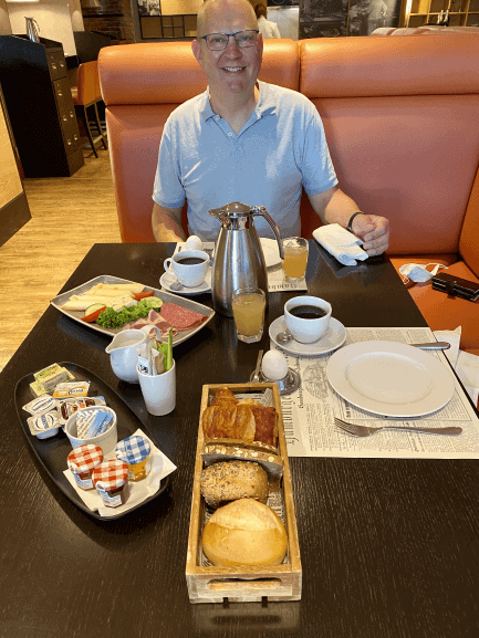 Morgenmaden på Hamburg hotellet blev serveret ved bordet