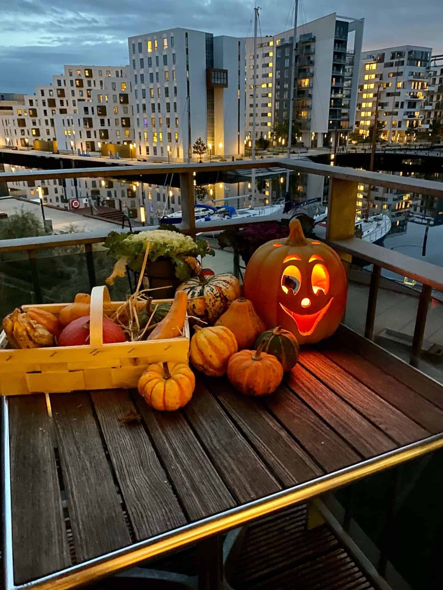 halloween-græskar-lys-på-altan