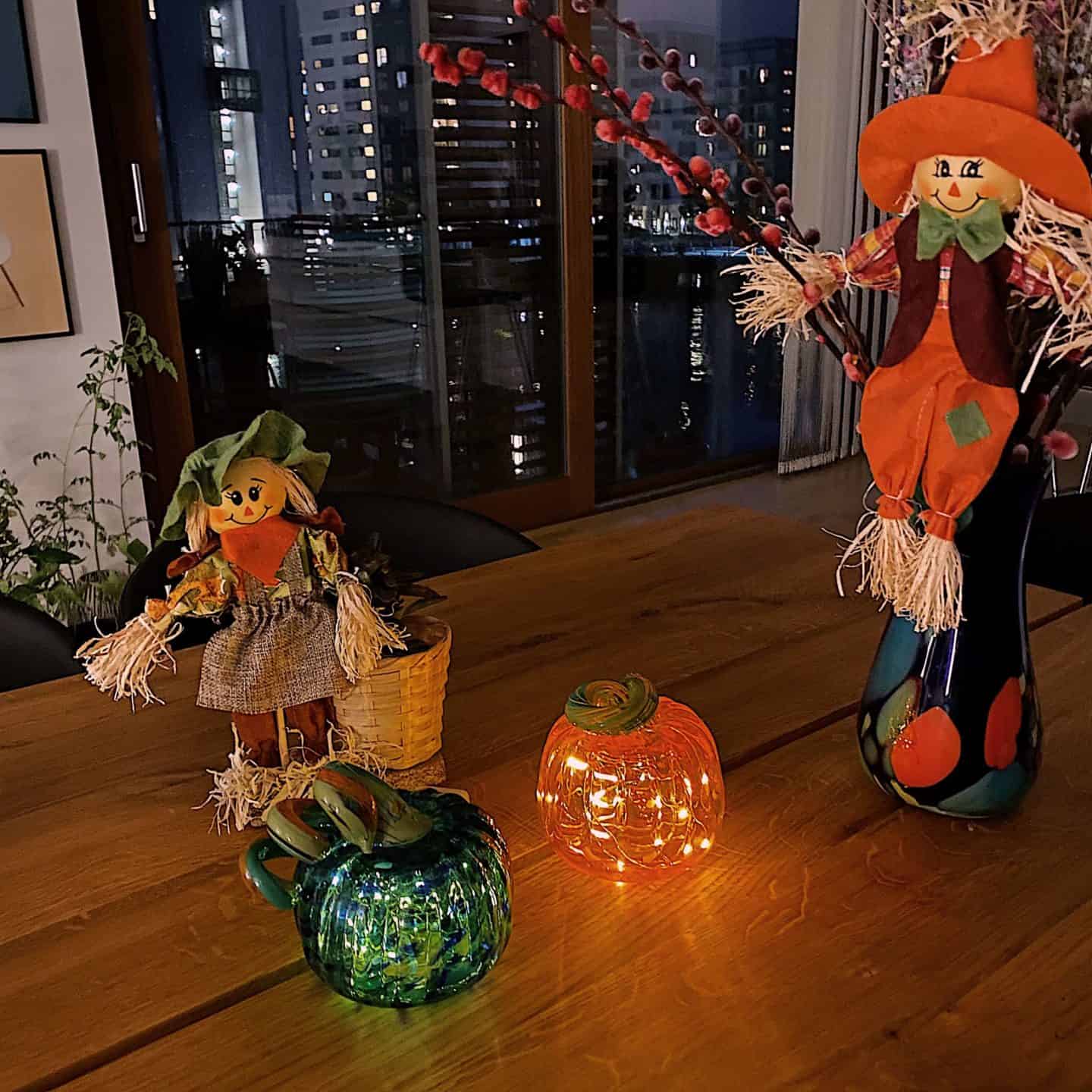 glasgræskar-halloweenpynt-egetræsbord