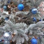 Juletræ med julekugler i blå og sølv