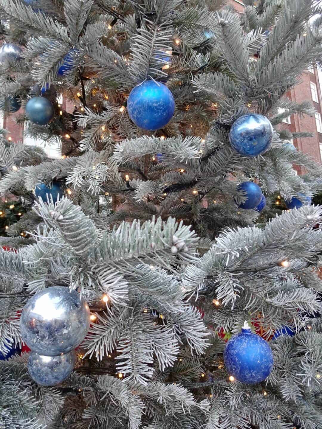 Juletræ med julekugler i blå og sølv