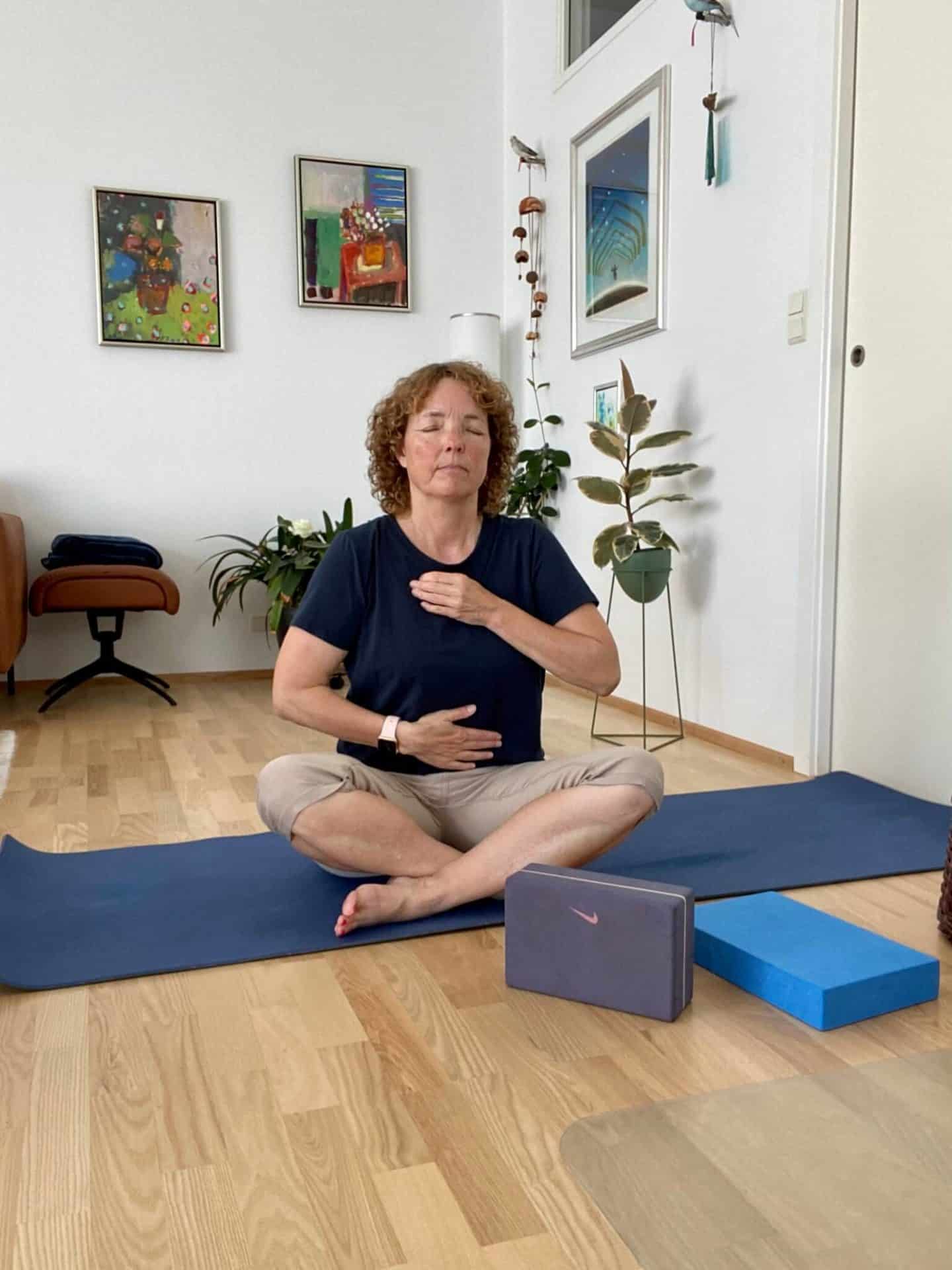 kvinde på yogamåtte