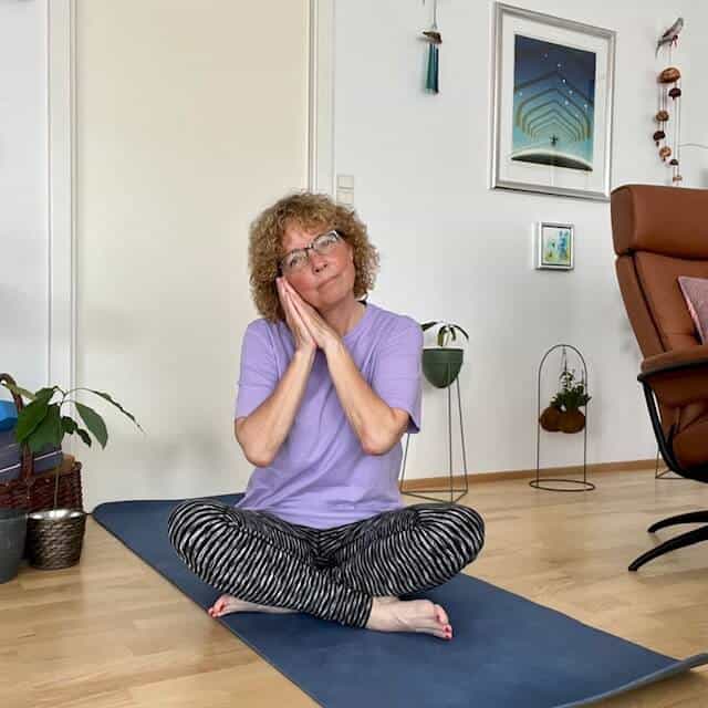 Louise på yogamåtte