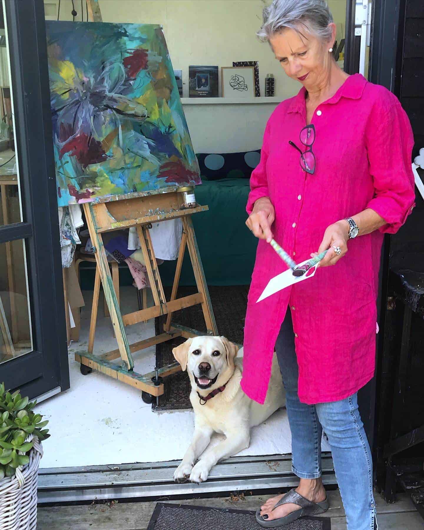 kvindelig maler hund staffeli malerier