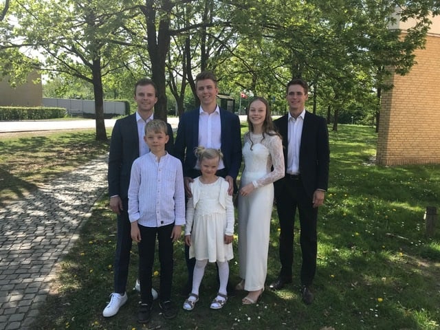 Dagens smukke konfirmand med sine 2 yngre søskende og sine 3 nordjyske fætre