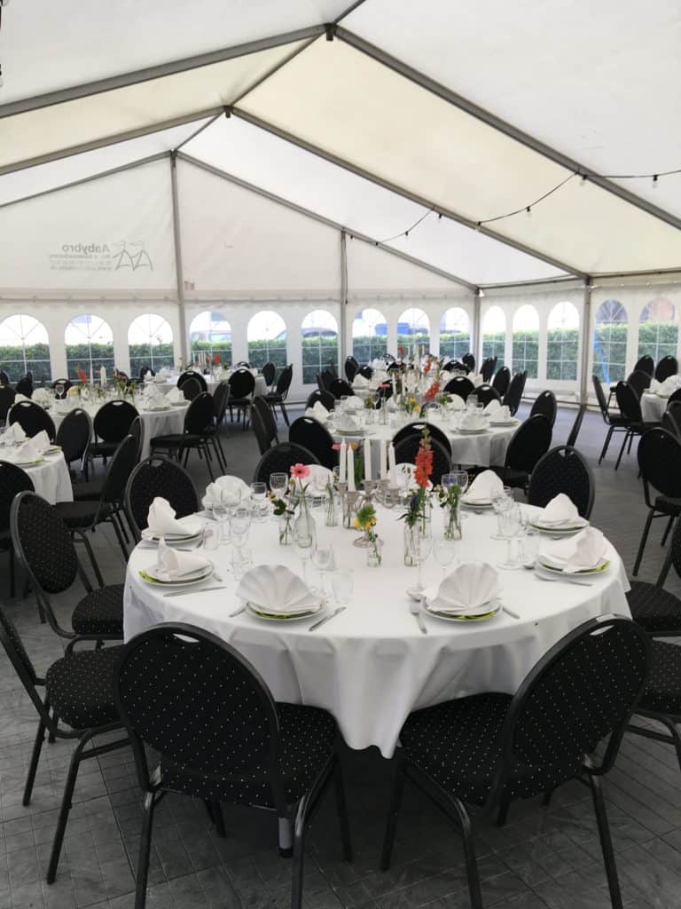 Sommerfesten blev holdt i et stort telt på gårdspladsen med plads til 120 gæster. Efter nordjyske forhold er det lige "de nærmeste", :-)