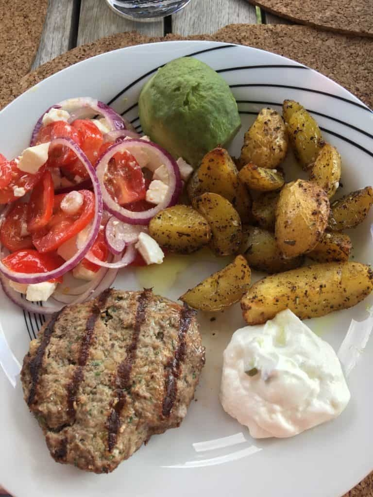 Græske bøffer med ovnkartofler og tomatsalat