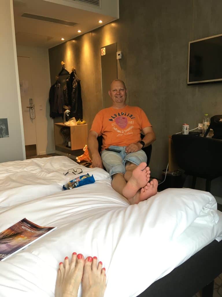 Vores værelse på Aalborg Airport hotel. Vi spiste inde i Aalborg fredag aften og havde allieret os med et par drinks til hotelværelset. Og vi var selvfølgelig også lige en tur ovre i lufthavnen og se fly lande og lette.