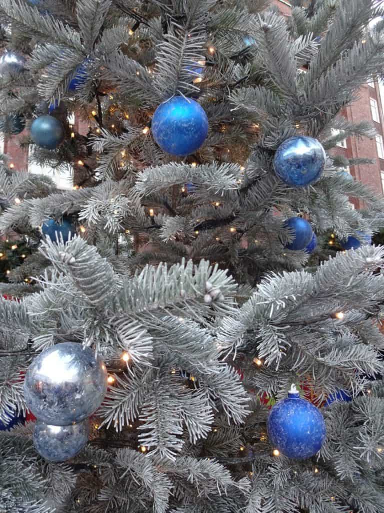 Juletræ med blå kugler