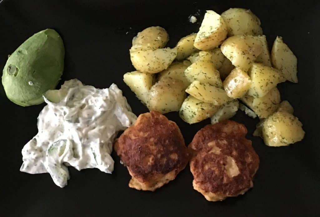 Laksefrikadeller med dildkartofler og agurk i rygeost