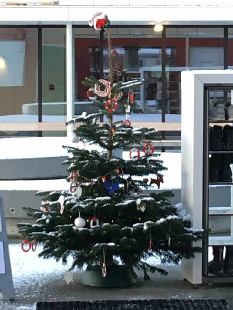 Juletræet med sin pynt byder vinterbaderne velkommen