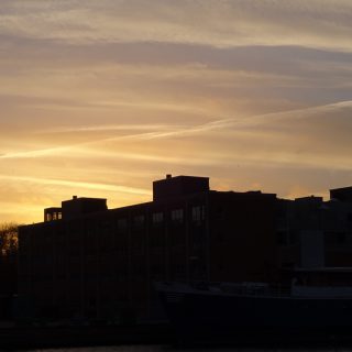 Solnedgang er lig med kamera og wauv en gylden himmel