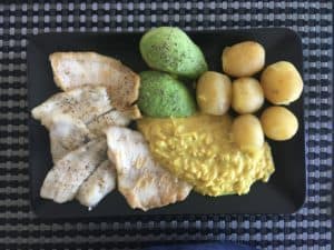 Stegte fiskefileter, kartofler, avocado og sellerisovs