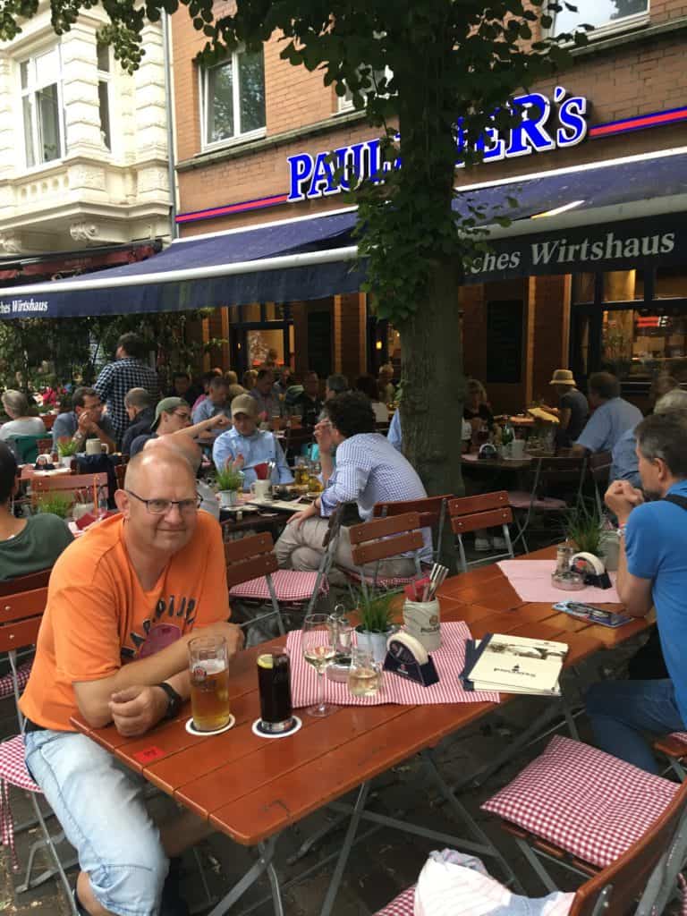 Vi venter på maden på Bayrischer Wirtshaus