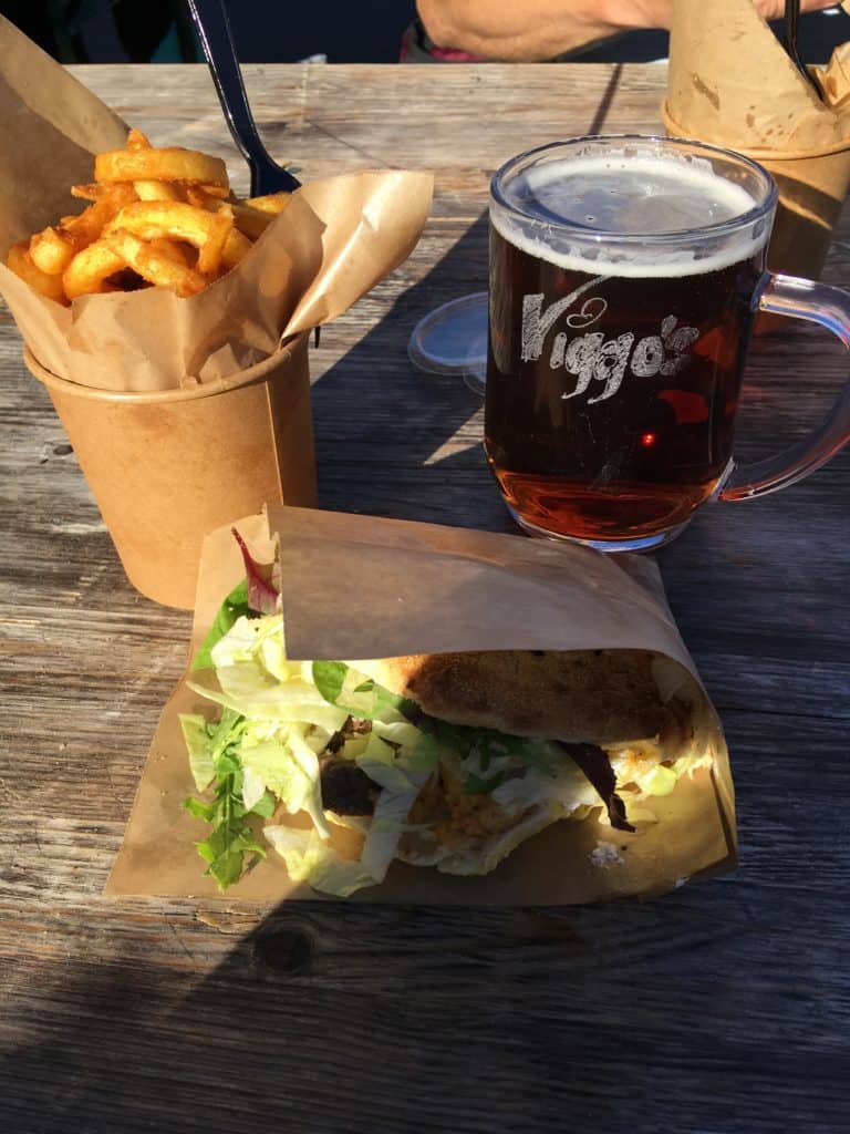 Yatzy pitabrød og curly fries på Storms Pakhus - og nej niecen fik øl men cola!