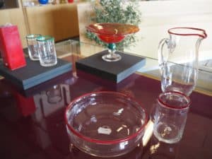 Glas med røde kanter